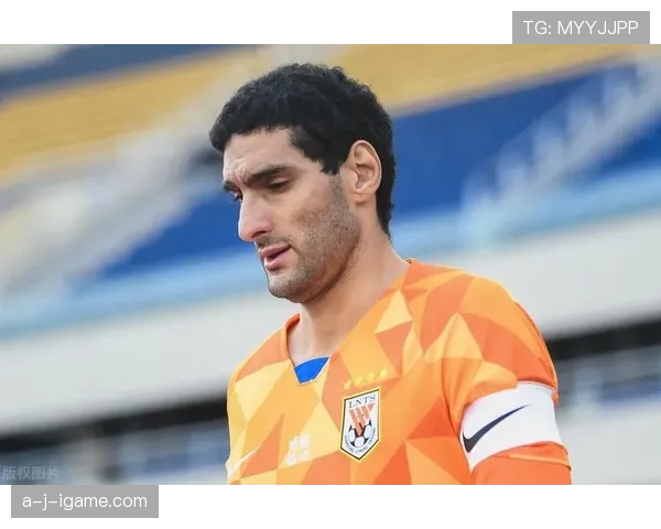 托比亚斯强势冲击,卡瓦哈尔防守承压——两人对抗状态引热议 托比亚斯强势冲击,卡瓦哈尔防守承压——两人对抗状态引热议