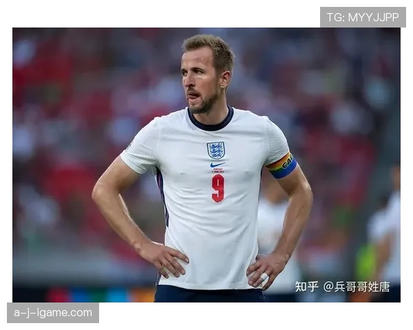 哈里·凯恩周末带孩子出门，手里那个小手表价格我看了三遍才敢相信